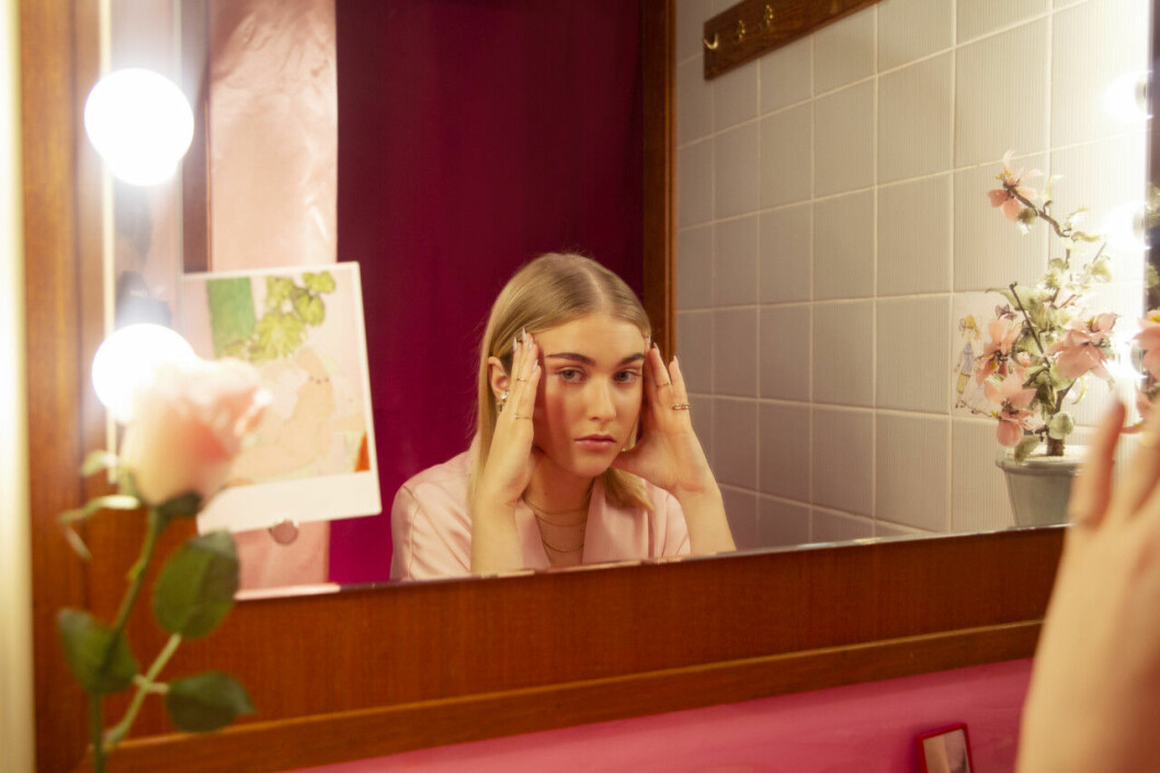 Lova Alvilde Sönnerbo vill nå ut till sina fans genom sina texter. Lova Alvilde Sönnerbo speglar sig