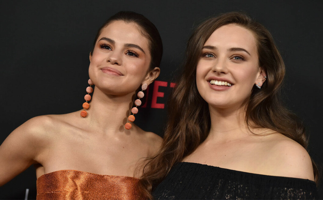 Katherine Langford tillsammans med Selena Gomez, seriens exekutiva producent.