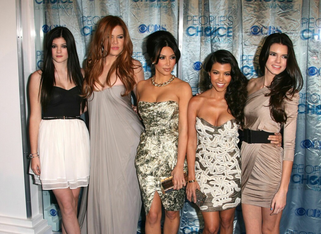 2011 gick Kim Kardashian på gala-premiär med sina systrar i stället för med Paris Hilton. Syskonen Kardashian