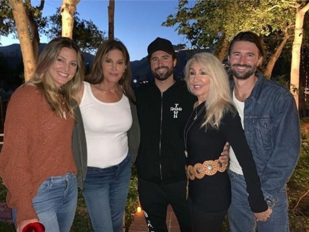 Syskonen Cassandra, Brody och Brandon poserar med de två senares mamma, Linda Thompson, och deras gemensamma pappa, Caitlyn Jenner, 2019. cassandra, caitlyn, brody, brandon jenner och linda thompson