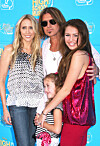 Noah Cyrus (längst fram) tillsammans med storasyster Miley, pappa Billy Ray och mamma Tish på röda mattan för tio år sedan.