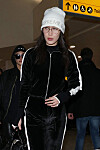 Bella Hadid kör brillor till sin avslappnade look.