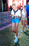 Hailey Baldwin valde en avslappnad stil med shorts, baseball-tröja och platåskor på Coachella. Foto: TT