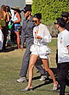 Kendall Jenner rockade vita puffiga shorts, lös blus och silversandaler på Coachella. Foto: TT