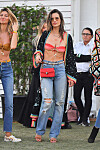 Supermodellen och tidigare Miss USA, Alessandra Ambrosio, firade sin 38-årsdag på Coachella, med slitna jeans och bikini-överdel. Foto: TT