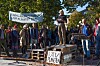 Bild från klimatmanifestation i Umeå, där deltagarna gick genom staden för att slutligen samlas utanför Umeå Stadshus.