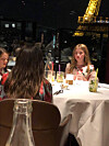 Här äter Suri Cruise och hennes vänner middag på en flott restaurang i Paris. Drinkarna är naturligtvis alkoholfria.