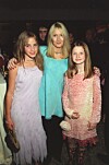 Bonnie Wright tillsammans med medskådespelerskan Emma Watson (som spelar Hermione) och J.K. Rowling på premiären av den andra filmen, Harry Potter och  Hemligheternas kammare, 2002.