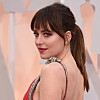 Dakota Johnson bär sin lugg både privat och på jobbet, det vill säga i sina filmroller.