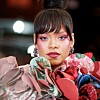 Sångerskan Rihanna kör på lugg till uppsatt.