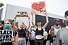 I USA är protesterna högljudda och folk med alla hudfärger demonstrerar tillsammans mot rasism.