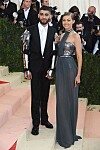 Året är 2016 och Gigi och Zayn gör sin första officiella entré tillsammans på röda mattan.