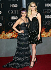 Maisie Williams och Sophie Turner på röda mattan.