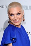 Jessie J kör på blont stubb.