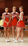Naya Rivera som Santana längst till vänster. I mitten står Heather Morris som spelade Brittany och längst till höger står Dianna Agron som spelade Quinn.