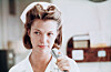 Louise Fletcher spelar Nurse Ratched i Gökboet.