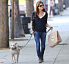 Selma Blair och hunden Cappuccino Houtson är ute och shoppar i LA.