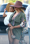 Mamma Beyoncé bär lilla Rumi Carter.