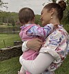 Gigi Hadid meddelar att både mor och dotters outfits är från Isabel Marant.