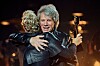 Jon Bon Jovi får en kram av Pink under Billboard Music Awards.
