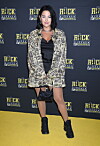 Molly Sandén blev kvällens queen när hon fick pris som årets kvinnliga artist! Och hon gjorde entré på röda mattan iklädd en outfit prydd med rubriker om henne själv!