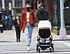 Gigi Hadid och Zayn Malik ute på New Yorks gator med dottern Khai i vagnen.