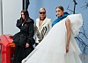 Bella Hadid, Yolanda Hadid och Gigi Hadid under Paris Fashion Week 2020.