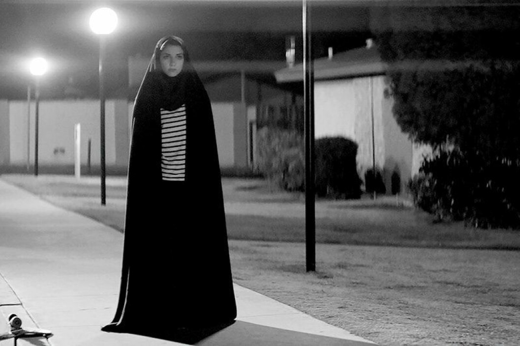 En bild från långfilmen A Girl Walks Home Alone at Night med Sheila Vand i huvudrollen.