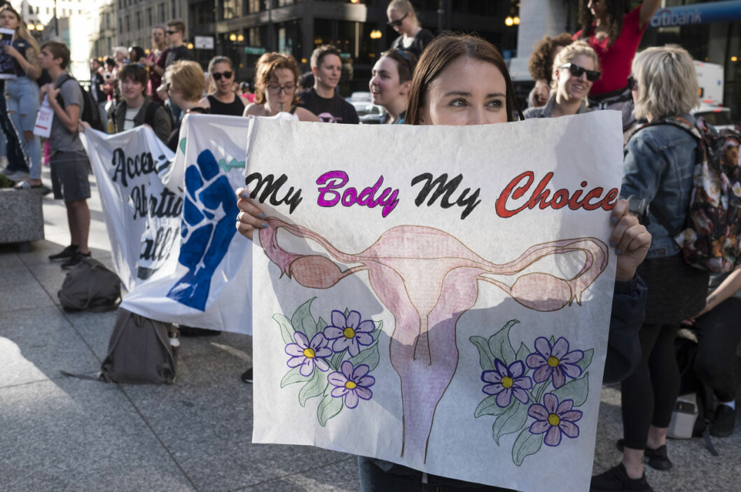 Min kropp, mitt val protesterar tjejer runt om i världen. Abortlagen i Alabama USA