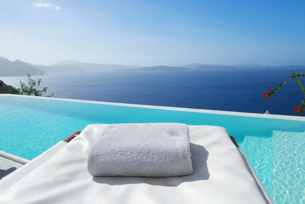 Pool med utsikt till havet