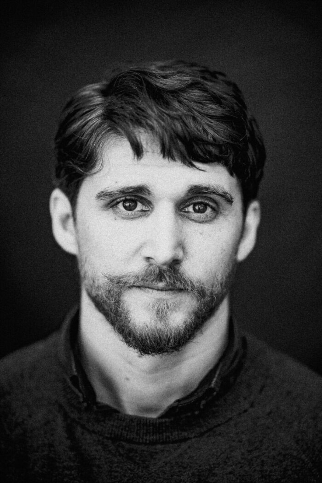 Den manliga huvudrollen görs av Anastasios Soulis. <em>Foto: Per Larsson</em> svartvit närbild på Anastasios Soulis