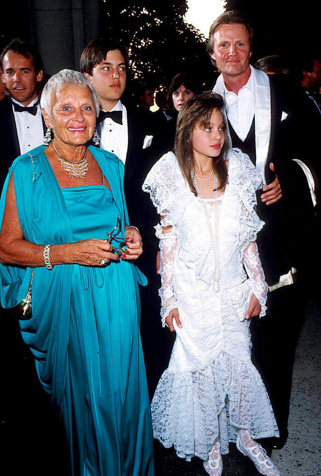En bild på Angelina Jolie på röda mattan 1986. 