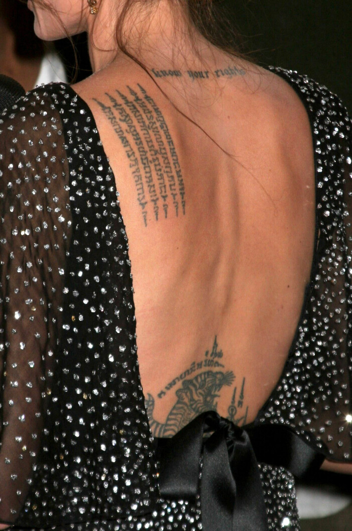 Angelina Jolie rygg