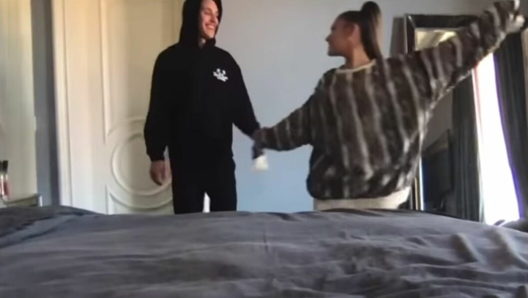 Ariana Grande och Dalton Gomez dansar till <em>Stuck With U</em>.