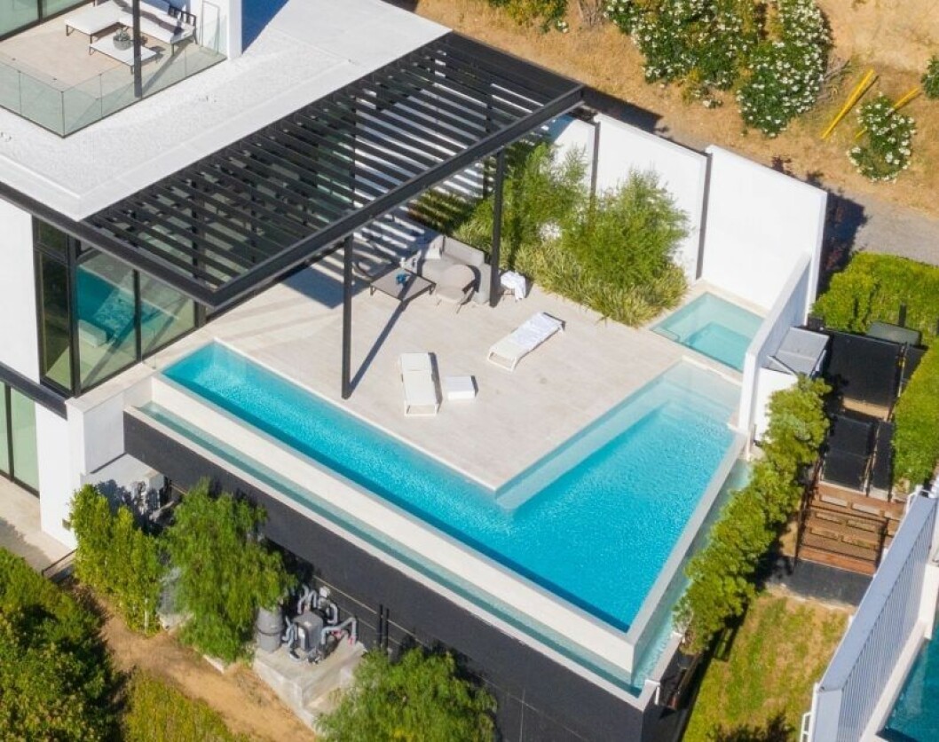 En ”infinity pool” som det kallas, med utsikt över staden. En fyrkantig pool utanför ett hus