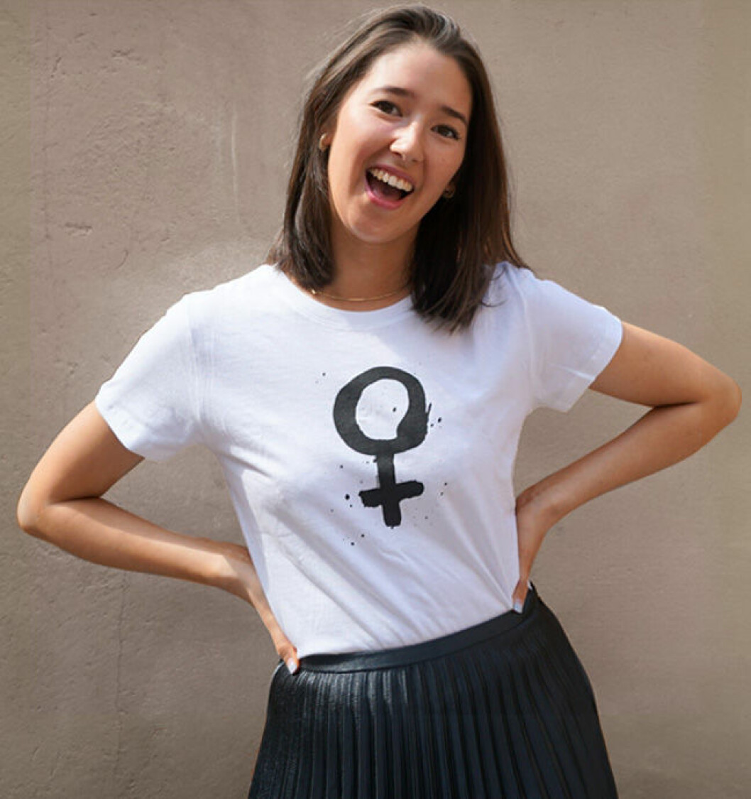 T-shirten är ritad av vår egen Unni Zetterling och finns att köpa redan nu. FRIDAS redaktör Annie matchar den feministiska t-shirten med plisserad kjol