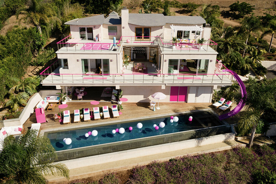 Tre våningar och pool – komplett med vattenrutschkana. Barbies Malibu Dreamhouse är ett drömhus i Kalifornien