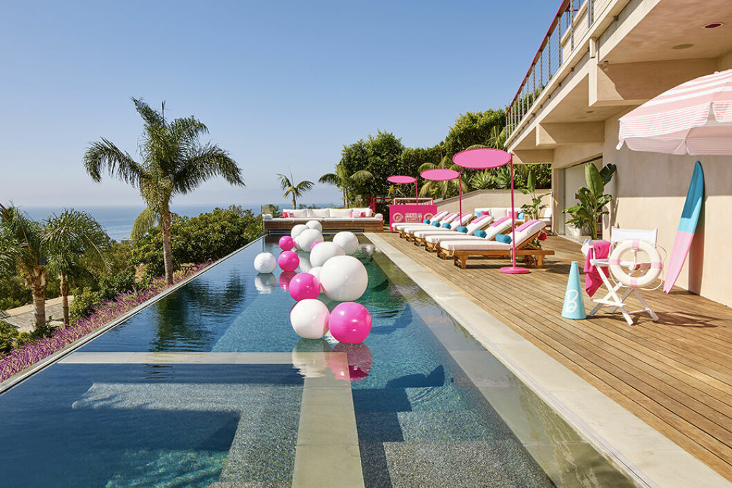 Infinitypool med havsutsikt hemma hos Barbie i Malibu. Infinitypool hemma hos Barbie