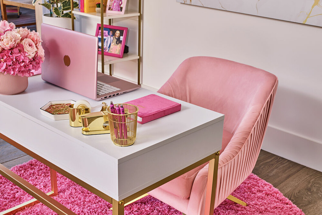 Inredningen hemma hos Barbie går nästan helt i rosa. Rosa sammetsstol hemma hos Barbie