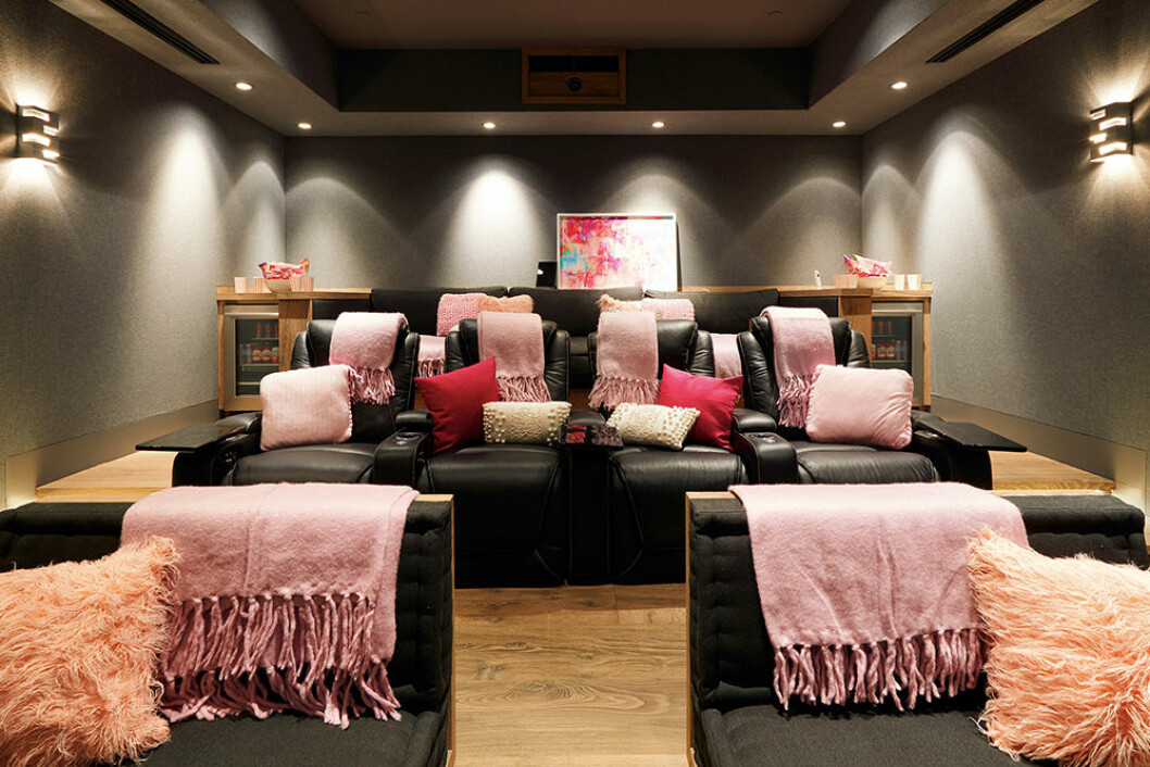 Barbies privata biograf komplett med mysiga textilier i nyanser av rosa. Barbies bio i Malibu Dreamhouse