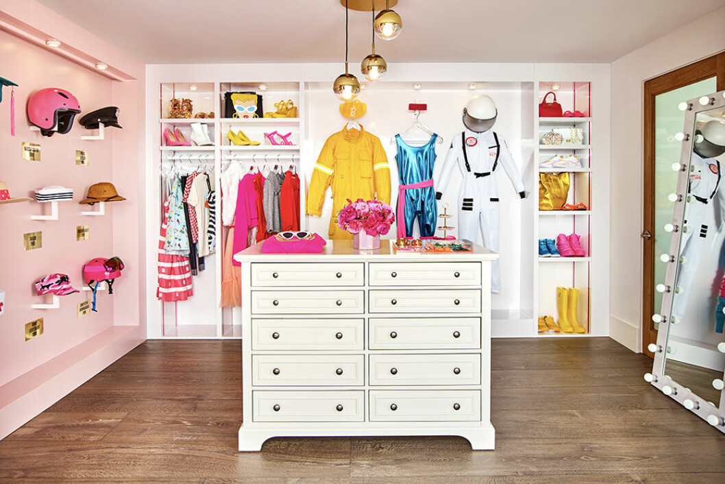 Walk-in closet med några av Barbies mest ikoniska outfits. Barbies walk-in closet i hennes dreamhouse i Malibu