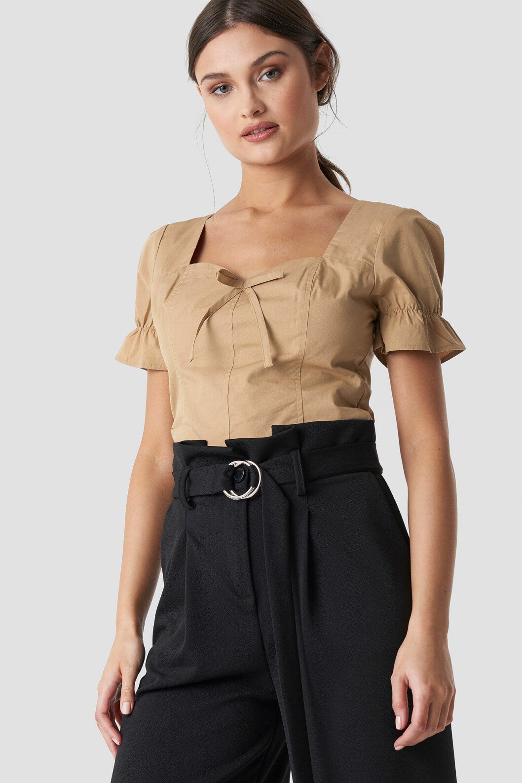 Beige blus från Na-kd