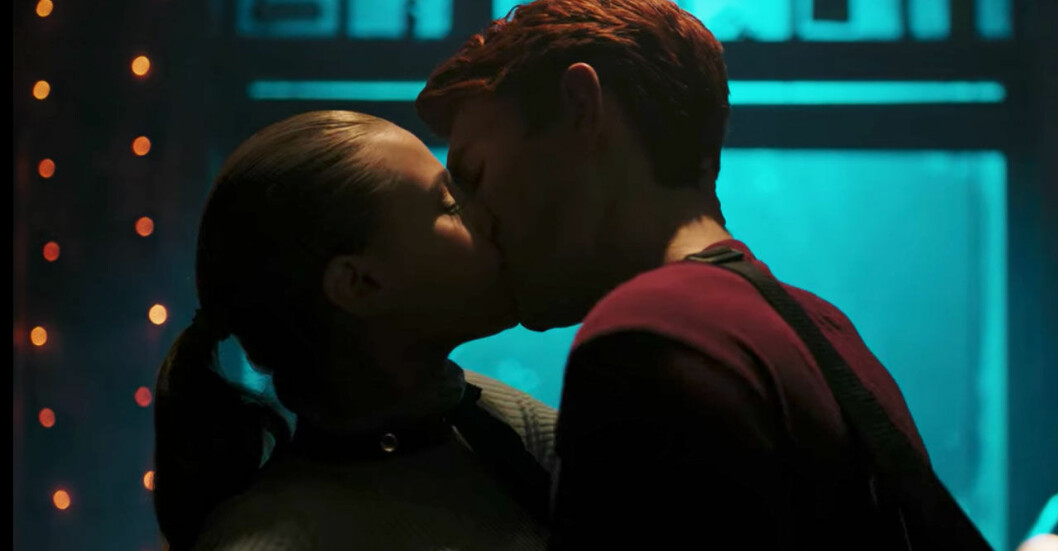 Betty och Archie kysser varandra