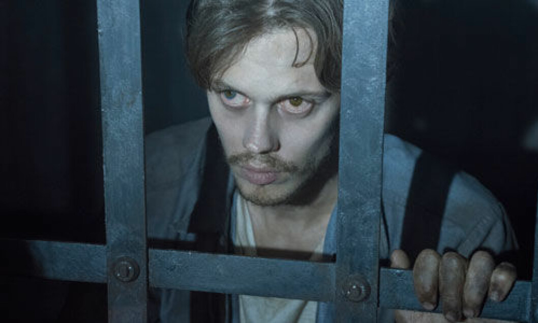 Bill Skarsgårds karaktär The Kid i Castle Rock befinner sig bakom galler i en fängelsecell.
