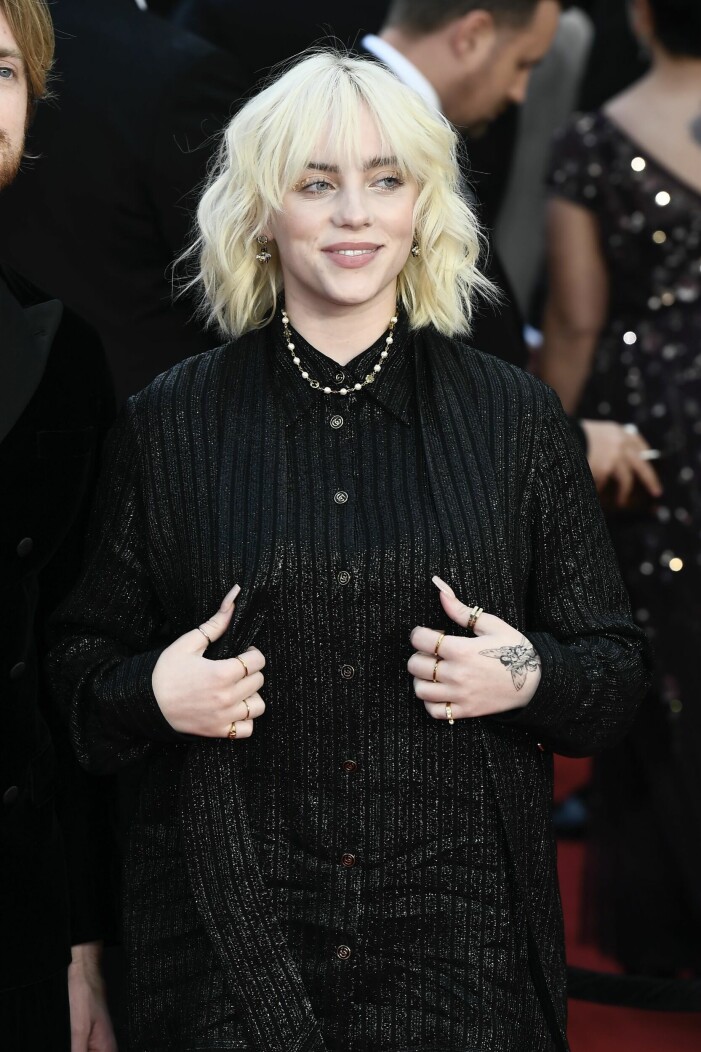 Billie Eilish tatuering på handen syntes på röda mattan, men hur långt upp på handleden sträcker den sig? Det vet vi inte ännu. billie eilish på röda mattan