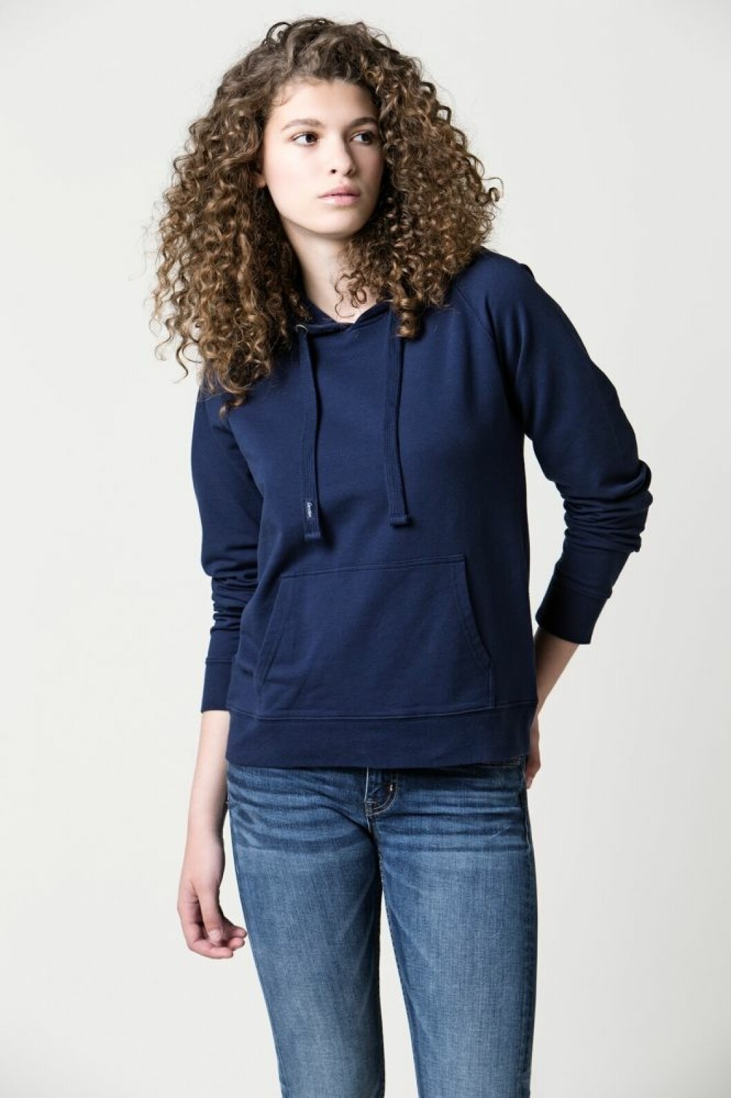 Mörkblå hoodie till våren 2019