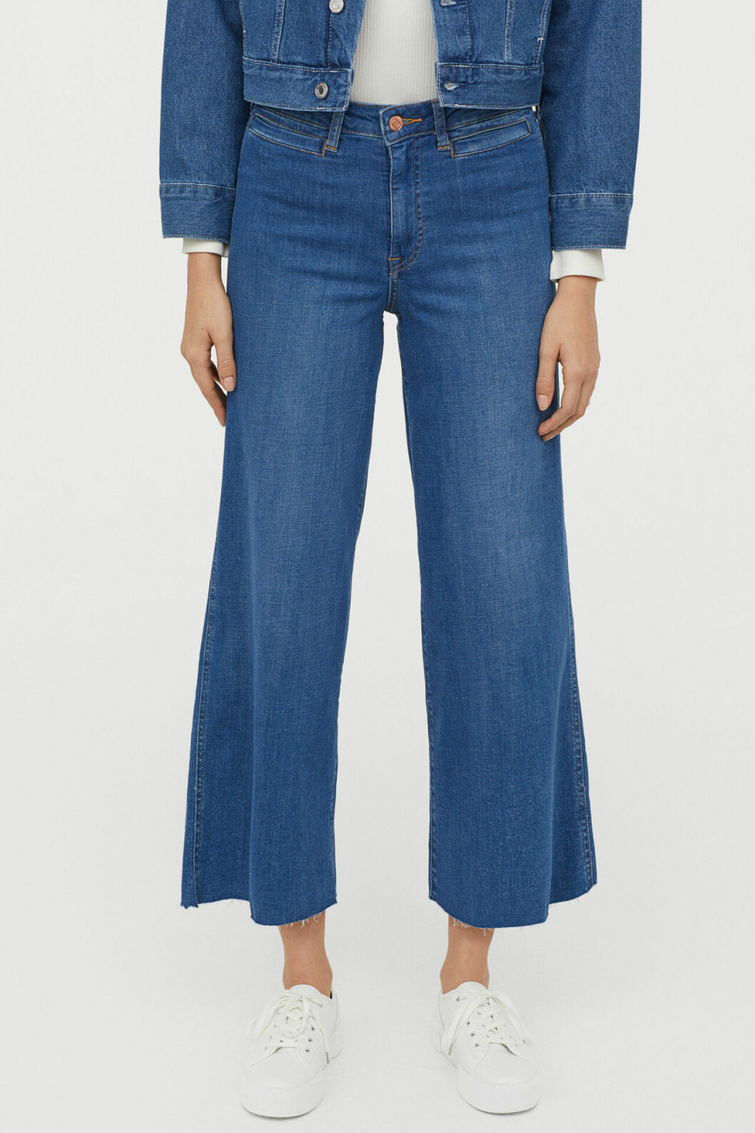 Blå jeans med vida ben