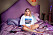  Lova Alvilde Sönnerbo sitter på en lila säng