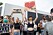 Tjejer håller upp skyltar med budskap om Black Lives Matter
