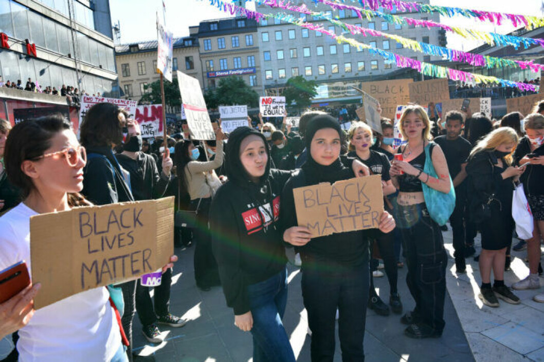 Under demonstrationen på Sergels torg i Stockholm hölls bland annat en tyst minut för George Floyd. Bild på plakat från prostesterna på Sergels torg, BLM